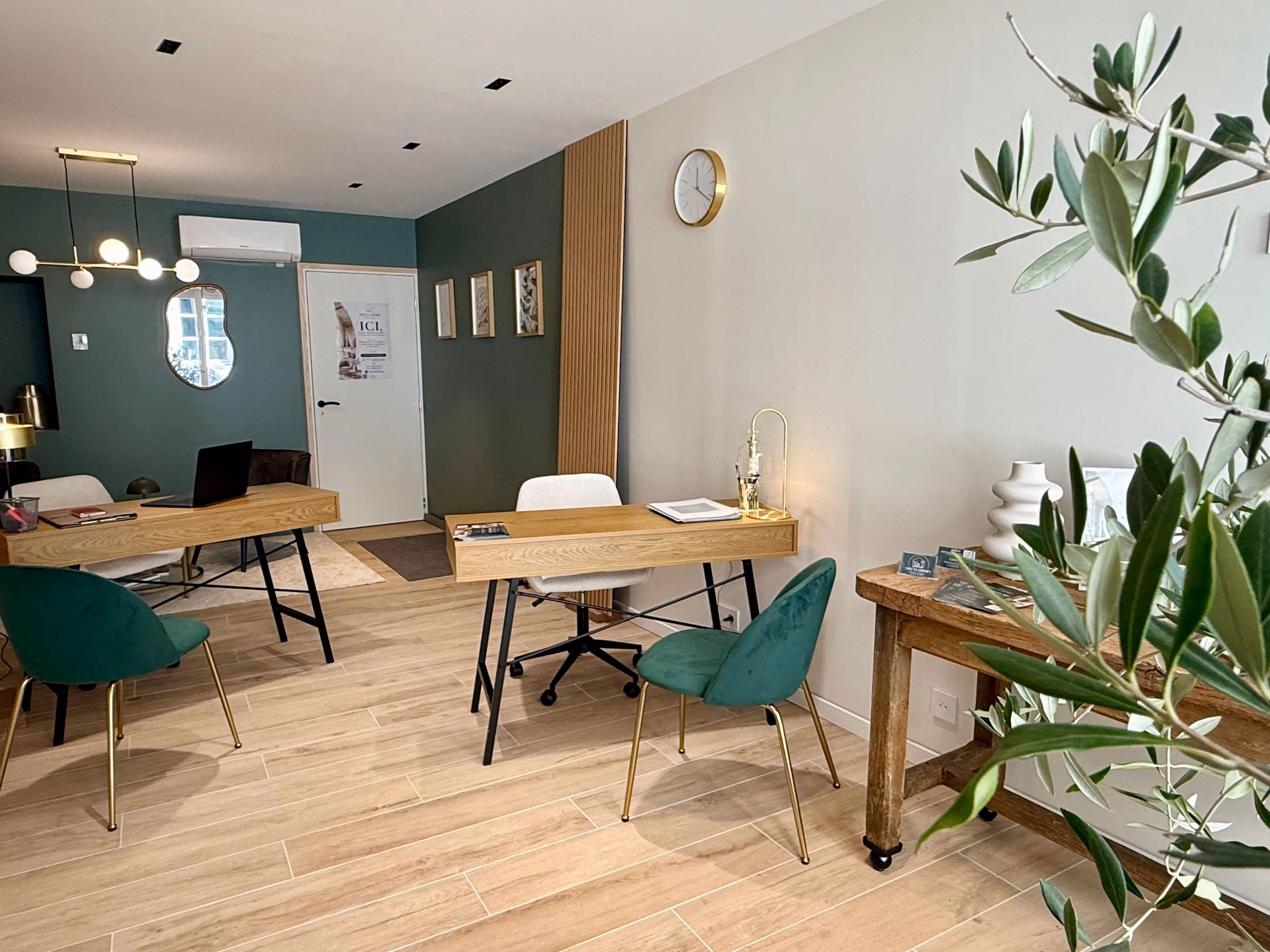 Espace de travail de l'agence DÉCO.IMMO à Saint-Chély-d'Apcher, en Lozère