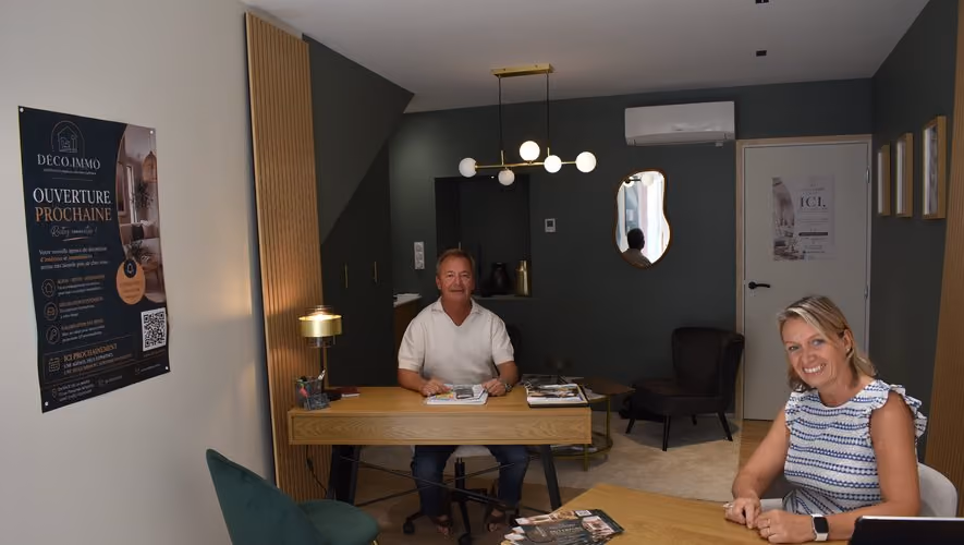 Julien et Céline Poussard, fondateurs de DÉCO.IMMO, dans les locaux de l'agence à Saint-Chély-d'Apcher, en Lozère